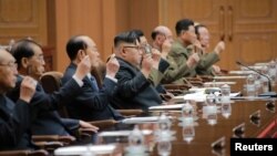 지난해 6월 북한 평양에서 열린 최고인민회의 제13기 4차회의에 김정은 국무위원장(가운데)이 참석했다.