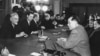 1957年11月4日中华人民共和国主席毛泽东(右)和苏联总理尼古拉·布尔加宁(左)在莫斯科聊天