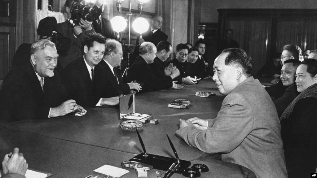 1957年11月4日中华人民共和国主席毛泽东(右)和苏联总理尼古拉·布尔加宁(左)在莫斯科聊天