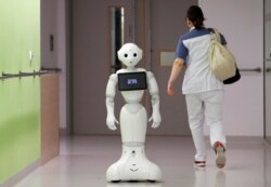 Sebuat robot manusia digunakan untuk menyambut pengunjung dan menghibur pasien di sebuah rumah sakit di Arizona (foto: ilustrasi).