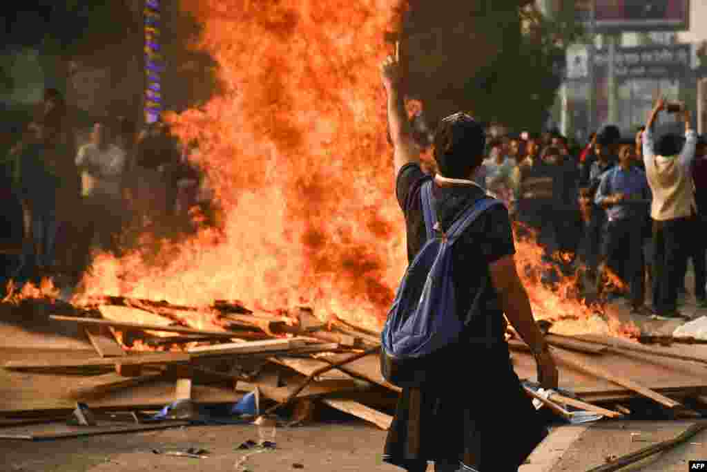 متنازع بل کی بدھ کو ایوان بالا سے منظوری کے ساتھ ہی آسام میں مظاہرے شروع ہو گئے تھے۔ مظاہروں کا یہ سلسلہ جمعرات کو بھی جاری رہا اور ریاستی دارالحکومت گوہاٹی میں مظاہرین نے جگہ جگہ آگ لگائی اور حکومت مخالف نعرے لگائے۔
