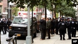 26일 미국 뉴욕시티의 우체국 센터에서 폭발물이 든 소포가 발견된 후 경찰들이 경비를 서고있다. 