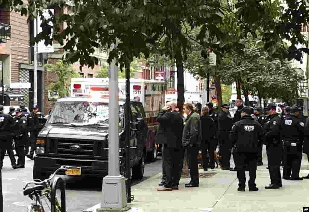 미국 뉴욕시티의 우체국 시설에서 폭발물이 든 소포가 발견된 후 경찰들이 경비를 서고있다.