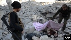 23일 시리아 알바브 지역에서 터키 군의 지원을 받는 시리아 반군이 ISIL 대원으로 보이는 시신을 수습하고 있다.