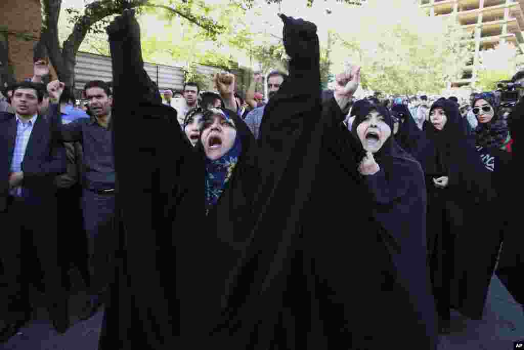 Iranian protesters chant slogans in front of the embassy of Saudi Arabia in Tehran, Sept. 27, 2015. The protesters hold Saudi Arabia responsible for a deadly stampede on Thursday that killed more than 700 pilgrims, including more than 170 Iranians.