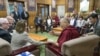 以美国众议院少数党领袖佩洛西为首的美国国会代表团在访问印度期间前往流亡藏人行政中央所在地达兰萨拉，拜访了81岁的藏传佛教领袖达赖喇嘛。（2017年5月9日）