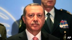 Presiden Turki Recep Tayyip Erdogan dalam konferensi kepala militer negara-negara Balkan di Istanbul (11/5). (AP/Lefteris Pitarakis)