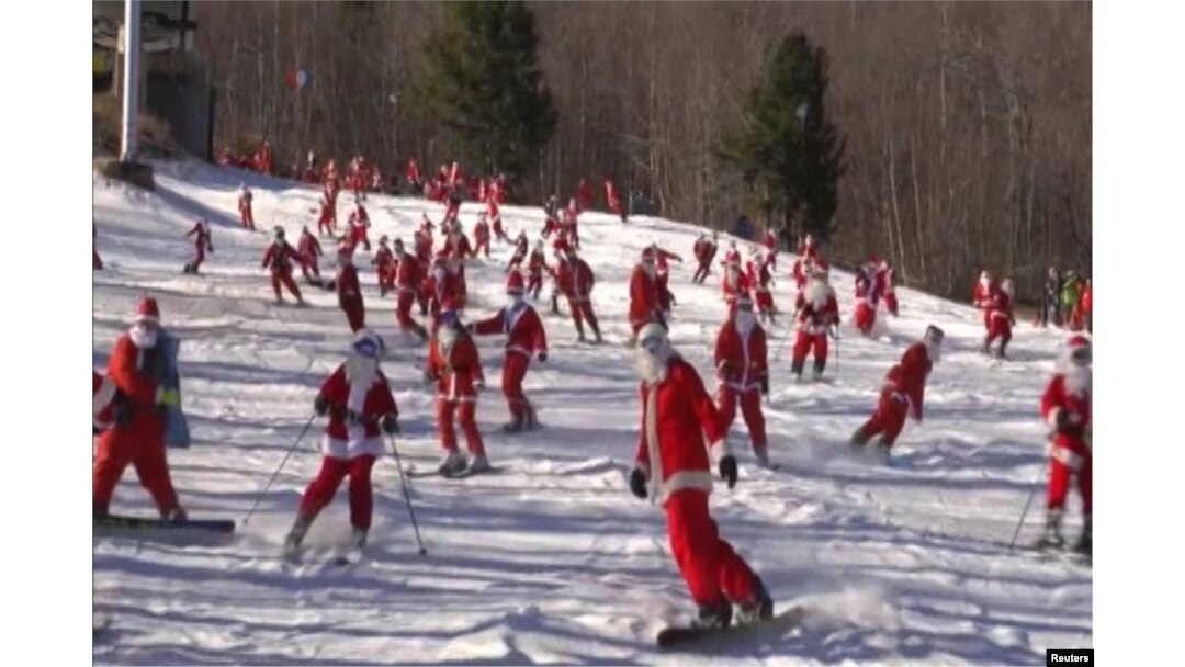Resor ski di Maine menyambut 150 Sinterklas yang bermain ski dan snowboard, 6 Desember, untuk mengumpulkan amal.
