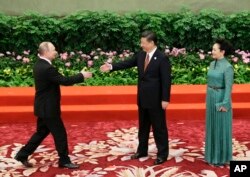 中国主席习近平和夫人彭丽媛欢迎俄罗斯总统普京出席在北京的 “一带一路”国际合作高峰论坛宴会（2017年5月14日）
