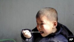식량을 배급받은 북한 어린이