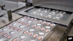Pfizer le pidió a reguladores estadounidenses que autoricen su píldora experimental contra el COVID-19, allanando el camino para un posible lanzamiento de ese tratamiento en las próximas semanas (Pfizer vía AP).