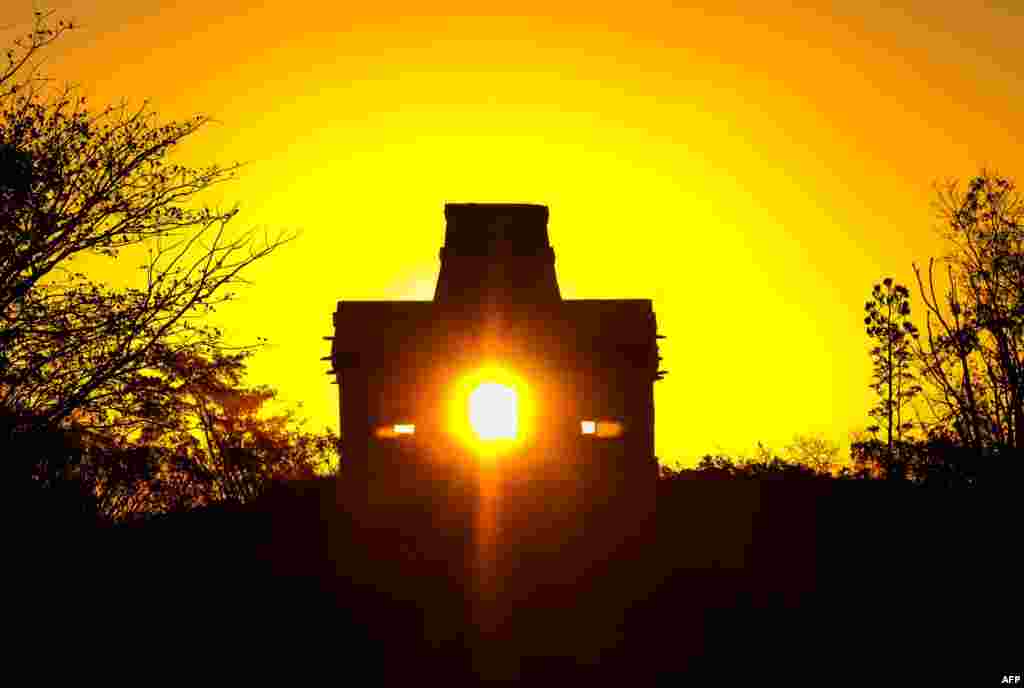 Matahari tampak bersinar tepat di pintu kuil&nbsp;Dzibilchaltun peninggalan suku&nbsp;Maya di Yucatan, Meksiko, menandai hari pertama musim semi.