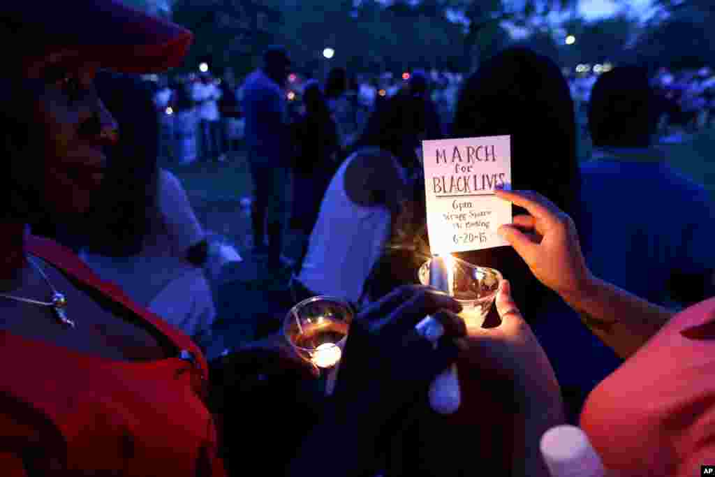 Waombolezi wamekusanyika katika uwanja wa Marion Square kwa ajili ya ibada ya makumbusho kuwasha mishuma, Alhamis, June 18, 2015, karibu na kanisa la Emanuel AME huko Charleston, S.C.