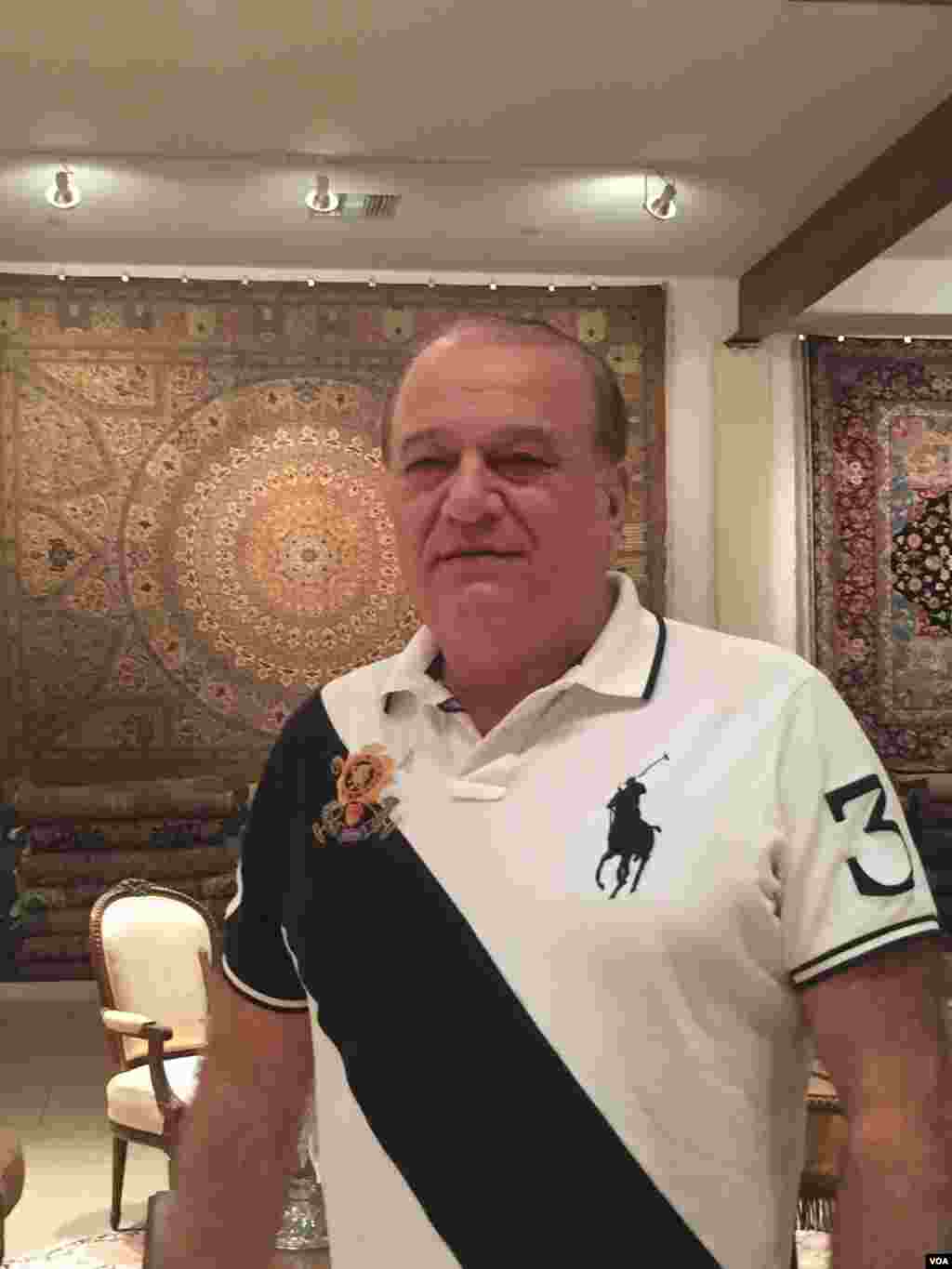 الكس هلمي، كارشناس فرش و مدير فروشگاه داموكا