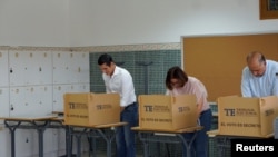 El candidato presidencial Rómulo Roux del Cambio Democrático (CD) llena su boleta electoral en una mesa electoral durante las elecciones generales en la Ciudad de Panamá, Panamá, 5 de mayo de 2019.