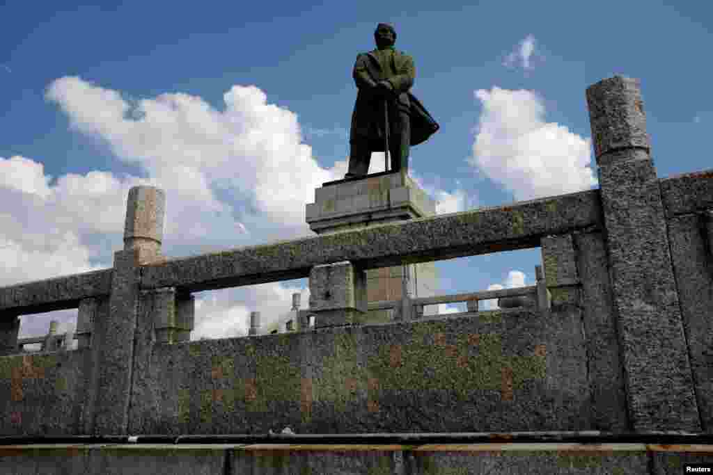 中国中山市的一个纪念公园里的孙中山雕像（2018年6月28日）。孙中山出生于中山。