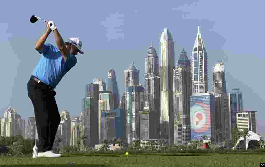 پال لوری از اسکاتلند در دور اول مسابقات گلف کلاسیک کویر در دبی، امارات متحده عربی