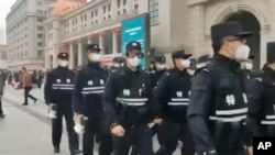中國警察帶著口罩在漢口火車站外巡邏。（2020年1月23日）
