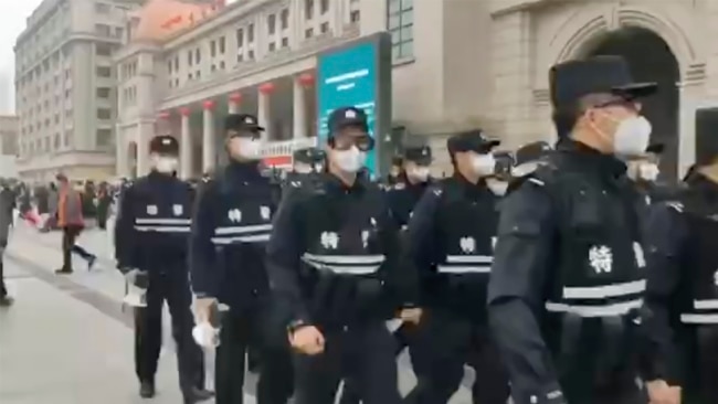 中国警察带着口罩在汉口火车站外巡逻。（2020年1月23日）