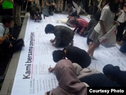 Civitas akademika UGM menandatangi pernyataan bersama membela penyintas kekerasan seksual dalam demo pada 8 November 2018. (Foto courtesy: ist)