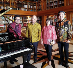 Komposer dan pianis Ananda Sukarlan (kiri), Ilham A. Habibie (kedua dari kiri), dan Ahmad Mahendra, Direktur Perfilman, Musik dan Media Baru, Ditjen Kebudayaan, Kementerian Pendidikan dan Kebudayaan saat persiapan konser virtual memperingati hari ulang ta