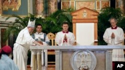 El papa Francisco consagra el altar mayor y lo cubre con aceite santo durante una misa en la catedral-basílica Santa María La Antigua, en Ciudad de Panamá, con los sacerdotes y las monjas del país, el sábado.