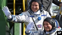 Американский астронавт Джек Фишер и российский космонавт Федор Юрчихин. Байконур, Казахстан, 20 апреля 2017