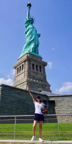 ວຽງສະຫວັນ ຖ່າຍຮູບໃກ້ກັບເທພີເສລີພາບ, ນະຄອນ ນິວຢອກ.