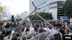 Pihak berwenang Hong Kong mulai membersihkan tempat yang diduduki demonstran sejak September, di daerah Admira;ty, Hong Kong (18/11).