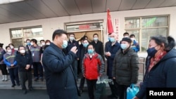 El presidente chino, Xi Jinping, inspecciona un centro de prevención y control de coronavirus en Beijing, China, el 10 de febrero de 2020. (Foto de Xinhua divulgada por Reuters).