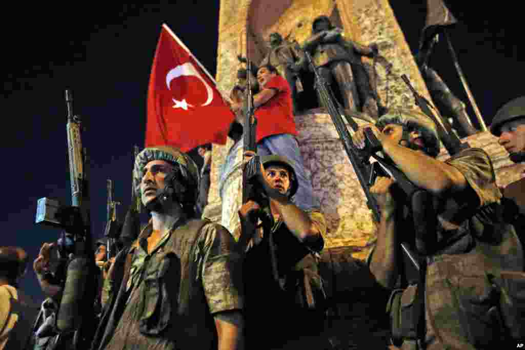 Турецкие солдаты у площади Таксим в Стамбуле. Ночь на 16 июля 2016г.