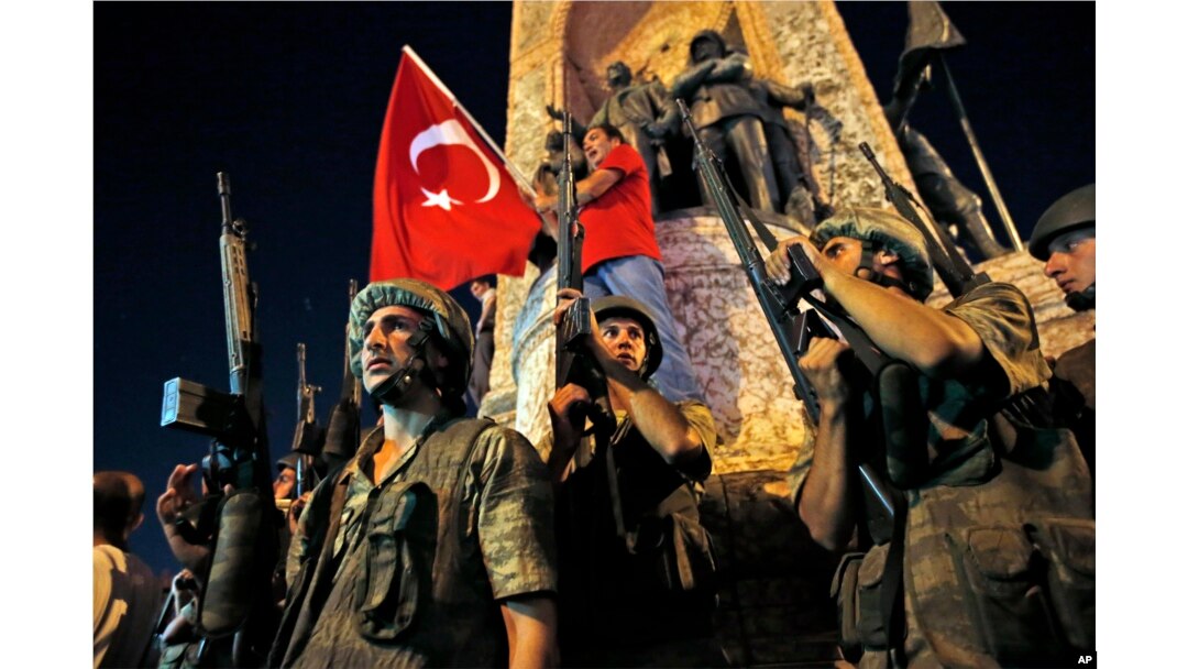 Tentara Turki mengamankan kawasan di mana para pendukung Presiden Turki Recep Tayyip Erdogan berunjuk rasa di Lapangan Taksim, Istanbul, Sabtu pagi, 16 Juli 2016.