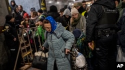 Dòng người di tản từ tập trung ở nhà ga tại Lviv, miền tây Ukraine, để sang Ba Lan vào ngày 3/3/2022.