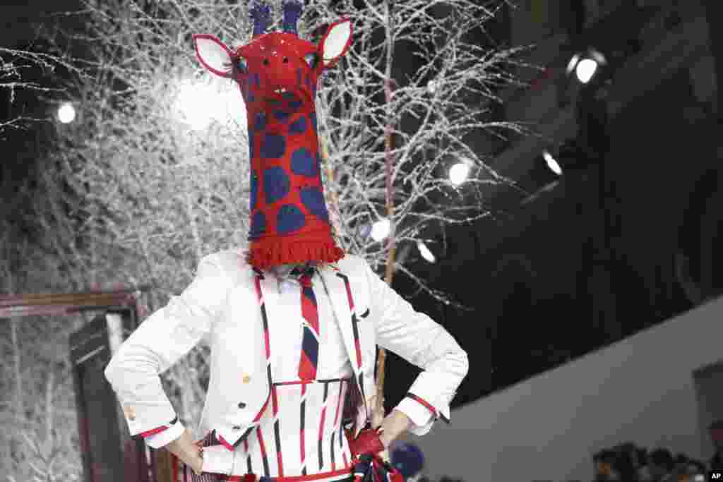این مدل در هفته مد پاریس، لباسی از برند &laquo;توم برون&raquo; به تن کرده است.&nbsp;