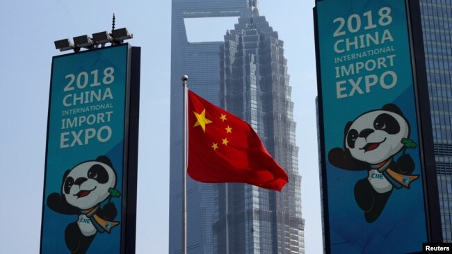 上海浦东竖起的中国国际进口博览会的宣传广告牌 （2018年10月17日）