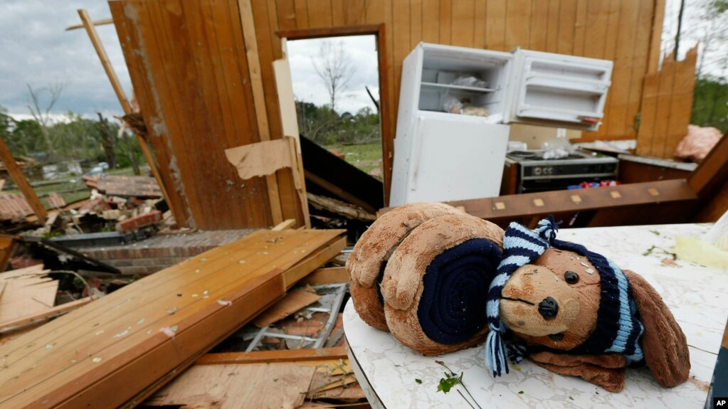 El Servicio Nacional de Meteorología emitió una vigilancia de tornado hasta las 8:00 de la noche del sábado para la mitad occidental de Arkansas.