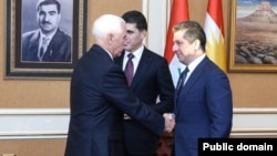 پینس عراقی کردستان کے صدر نوشیروان بارزانی سے ملاقات کرتے ہوئے۔