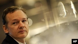 Основачот на Викиликс се појави пред британски суд
