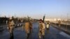 نیروهای امنیتی افغانستان در نزدیکی محل انفجار 
