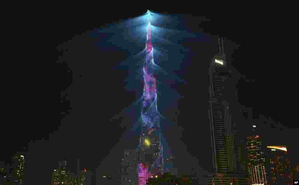 ពន្លឺភ្លើង LED បង្ហាញរូបរាង​អគារ​ Burj Khalifa ដែល​ជា​អគារ​ខ្ពស់​បំផុត​ក្នុង​ពិភពលោក​ដើម្បី​​ប្រារព្ធ​ពិធី​អបអរ​បុណ្យ​ចូល​ឆ្នាំ​សាកល​នៅ​ទីក្រុង​ Dubai&nbsp; អេមីរ៉ាតអារ៉ាប់រួមកាលពី​ថ្ងៃទី​១​ មករា ២០១៨។