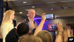 Republikanac Greg Đanforte pozdravlja svoje pristalice u hotelu u Bouzmenu, pošto je pobedio na vanrednim izborima za jedino mesto Montane u Predstavničkom domu