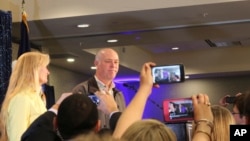 ທ່ານ Greg Gianforte, ຜູ້​ສະໝັກເລືອກ​​ຕັ້ງພິ​ເສດ ທີ່ລັດ Montana ຕ້ອນຮັບ ຜູ້ສະໜັບສະໜຸນທ່ານ ຢູ່ຫ້ອງໂຖງ ຂອງໂຮງແຮມແຫ່ງນຶ່ງ ພາຍຫລັງທີ່ໄດ້ຮັບໄຊຊະນະ ໃນການແຂ່ງເອົາບ່ອນ​ນັ່ງ ທີ່​ມີ​ພຽງບ່ອນ​ດຽວຢູ່​ໃນ​ສະພາ​ຕໍ່າຂອງລັດ Montana ໃນເມືອງ Bozeman ໃນວັນທີ 25 ພຶດສະພາ 2017.