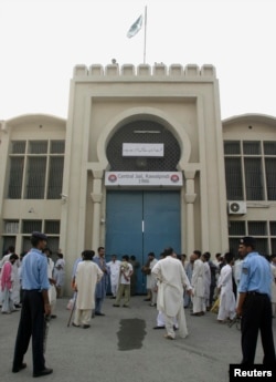 Pintu gerbang penjara Adiala di Rawalpindi, Pakistan, 8 Juli 2006. (Foto: dok).