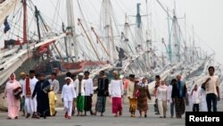 Warga muslim di pelabuhan Sunda Kelapa, Jakarta berjalan menuju lokasi sholat Idul Fitri, 31 Agustus 2011 (Foto: dok). 