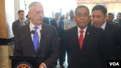 Menhan AS Jim Mattis (kiri) bersama Menhan RI Ryamizard Ryacudu dalam konferensi pers bersama di Jakarta, 23 Januari 2018 lalu. (Foto: W. Gallo.VOA)