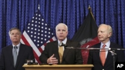 Seneta Lindsey Graham(L), Seneta John McCain(C) na seneta Joe Lieberman(R) wakiwa kwenye mkutano na waandishi wa habari mjini Kabul nchini Afghanistan, Julai 3, 2011