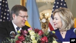 Secretary of State Hillary Rodham Clinton (r) and Ukrainian Foreign Minister Kostyantyn Gryshchenko at the Department of State in Washington, February 15, 2011