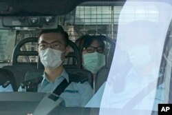 被香港當局控以“煽顛罪”的香港支聯會副主席鄒幸彤被警察帶往一家法院。 （2021年9月10日）