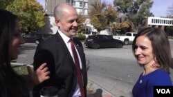 Evan McMullin jokes with running mate Mindy Finn, right, and campaign spokeswoman Rina Shah. (R. Taylor/VOA)