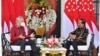 Presiden Joko Widodo (kanan) berbincang dengan PM Lee Hsien Loong di Sanchaya Resort Bintan, Riau, 25 Januari 2022. (Agus Suparto/Setpres RI via AP)